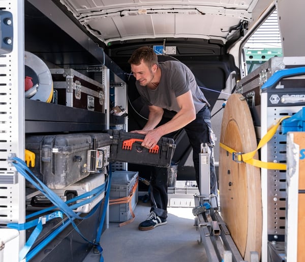 Unser Messingenieur Daniel Bötsch belädt den Messbus