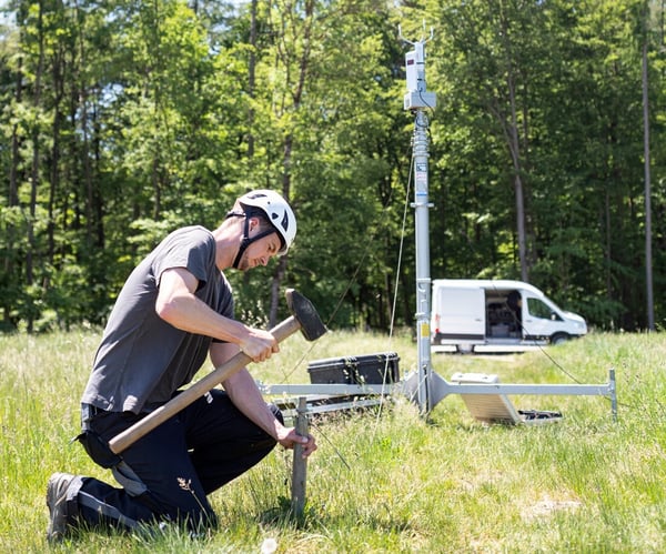 Daniel Bötsch baut den Windmessmast auf