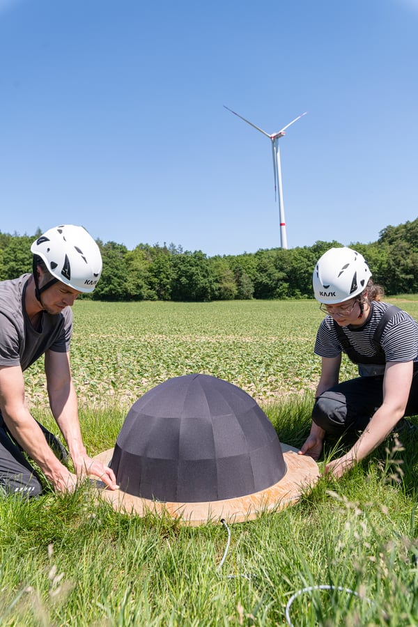 Daniel Bötsch und Ariane Bachmann bauen das Messsystem auf