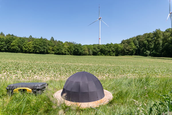 Schallmesssystem vor einer Windenergieanlage