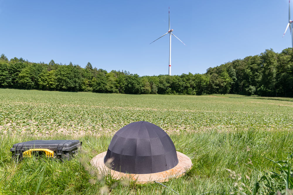Schallmesssystem vor einer Windenergieanlage